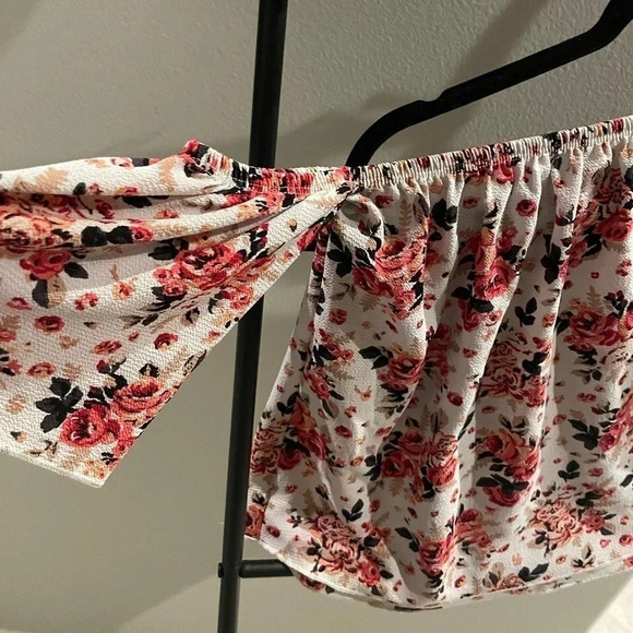 Free kisses off the shoulder floral blouse top size Medium - Picture 5 of 11
